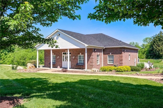 view of front facade featuring brick siding and a front lawn