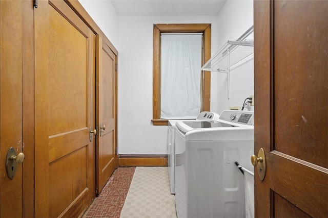 laundry room featuring laundry area, baseboards, and independent washer and dryer