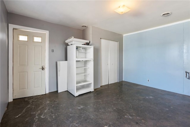 entryway featuring concrete floors and visible vents