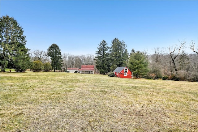 view of yard featuring an outdoor structure and a barn