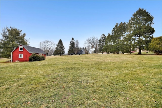 view of yard with an outdoor structure