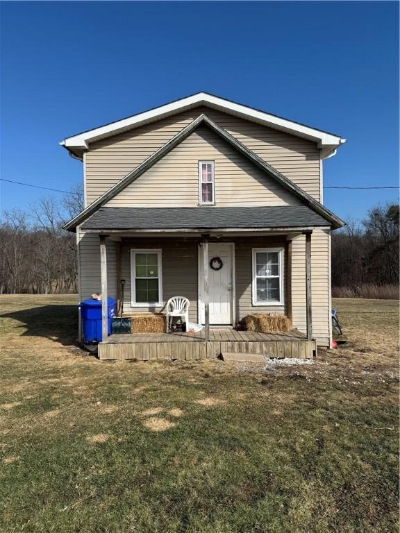 view of front of house with a front lawn