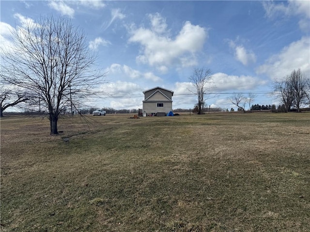 view of yard featuring a rural view