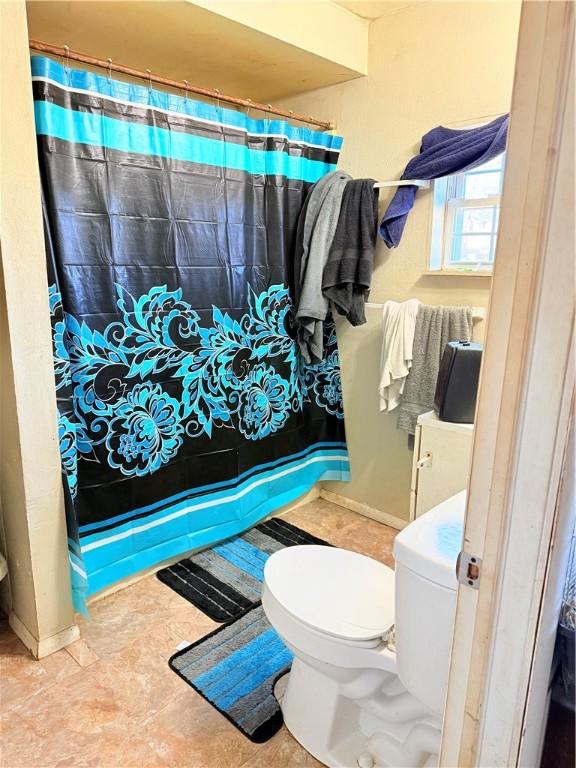 full bath featuring curtained shower and toilet