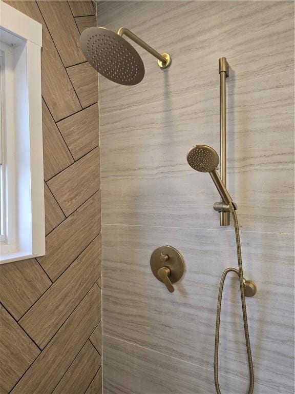 room details featuring tiled shower