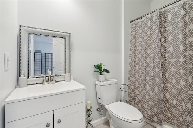 full bath featuring toilet, vanity, and a shower with shower curtain