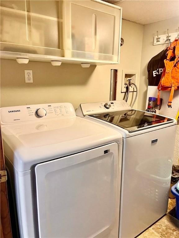 washroom with laundry area and independent washer and dryer