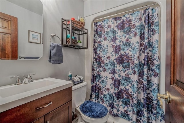 bathroom featuring a shower with shower curtain, vanity, and toilet