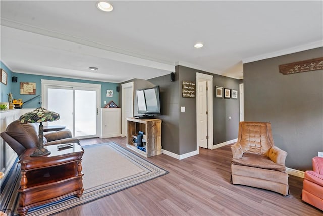 living area with recessed lighting, crown molding, baseboards, and wood finished floors