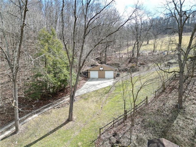 view of yard featuring an outdoor structure and a forest view