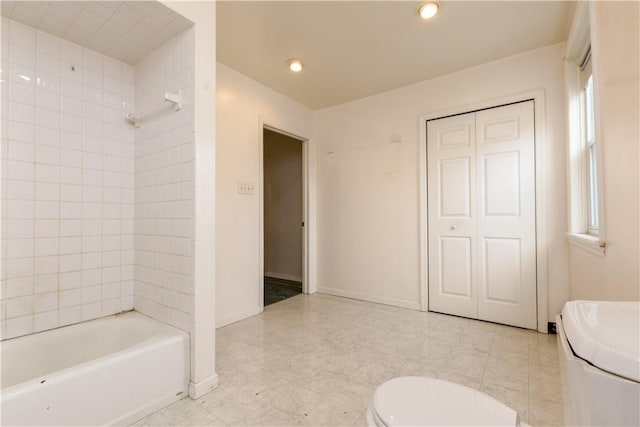 bathroom featuring washtub / shower combination, recessed lighting, toilet, and baseboards