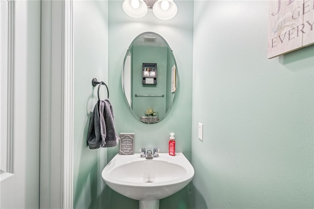 bathroom featuring a sink