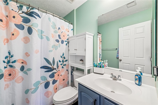 full bath with toilet, a shower with shower curtain, a textured ceiling, and vanity