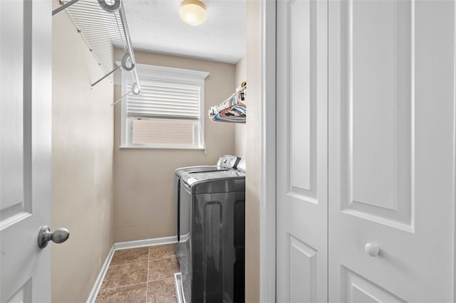 washroom featuring laundry area, baseboards, and independent washer and dryer