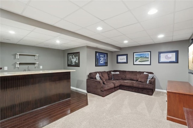 living room featuring recessed lighting, indoor wet bar, and baseboards