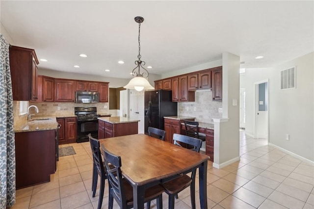 dining space featuring baseboards, light tile patterned flooring, visible vents, and recessed lighting