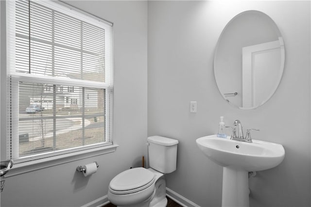 bathroom featuring toilet and baseboards