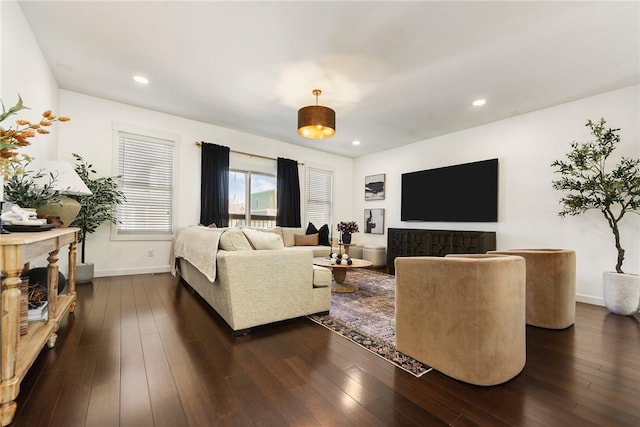 living area featuring dark wood-type flooring, recessed lighting, and baseboards