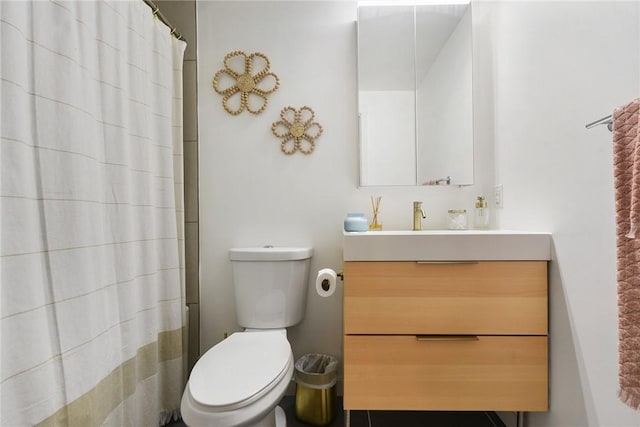 full bath featuring a shower with shower curtain, vanity, and toilet