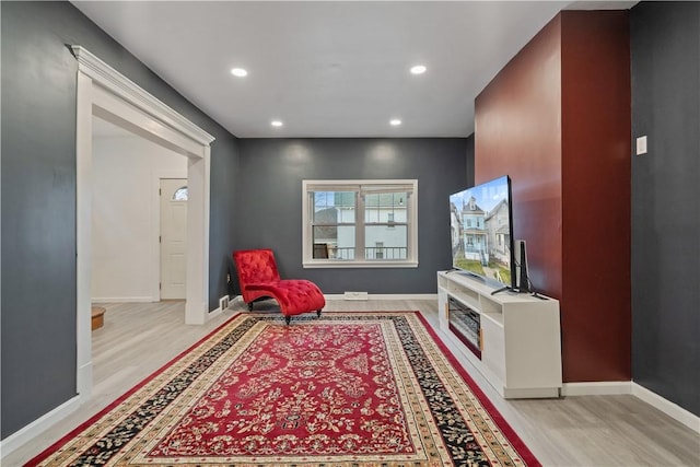 living area with light wood-style floors, recessed lighting, and baseboards