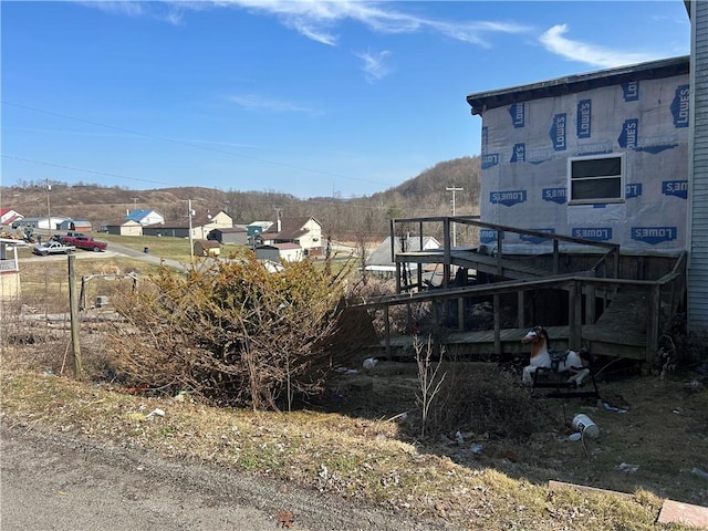 view of yard featuring a mountain view