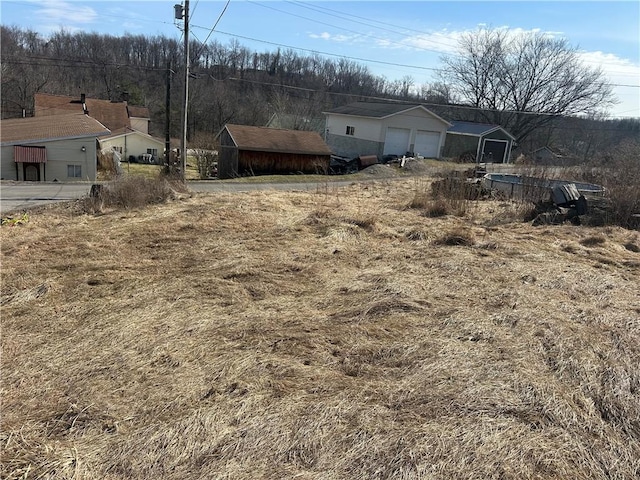 view of yard featuring an outdoor structure