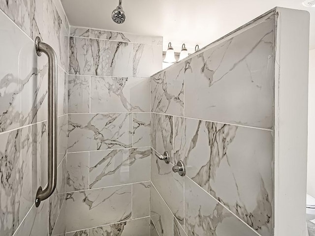 bathroom featuring a tile shower