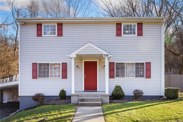 view of front of property featuring a front yard and fence