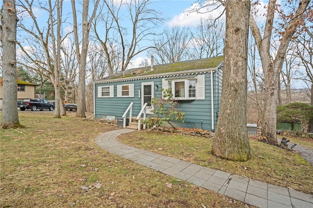 bungalow featuring a front lawn