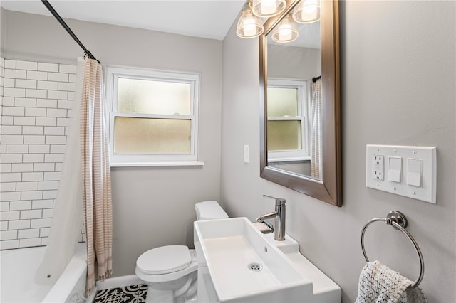 full bathroom with baseboards, a sink, shower / bathtub combination with curtain, and toilet