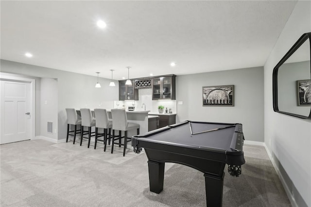 playroom with carpet floors, visible vents, indoor wet bar, and recessed lighting