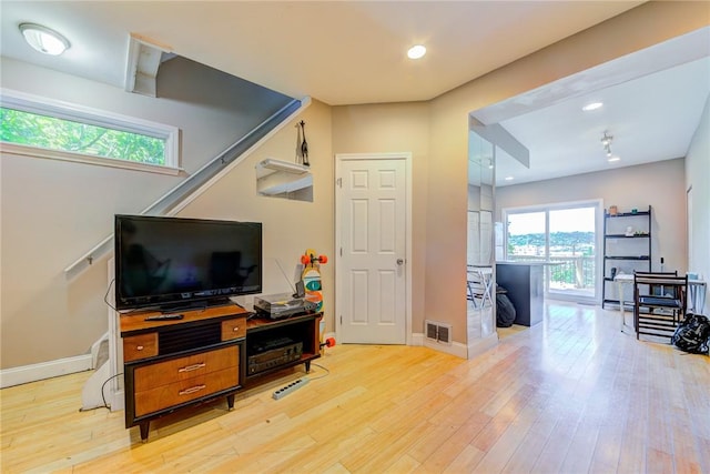 living room featuring baseboards, recessed lighting, visible vents, and light wood-style floors