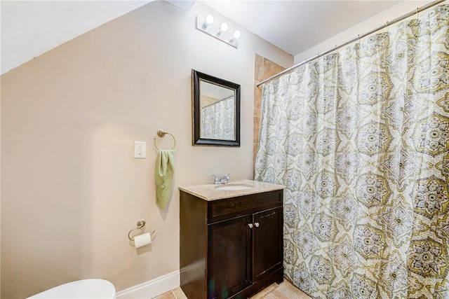 full bathroom featuring curtained shower, baseboards, vanity, and toilet