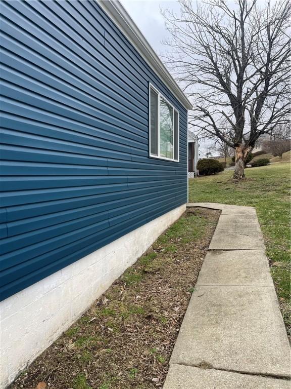 view of side of property featuring a lawn