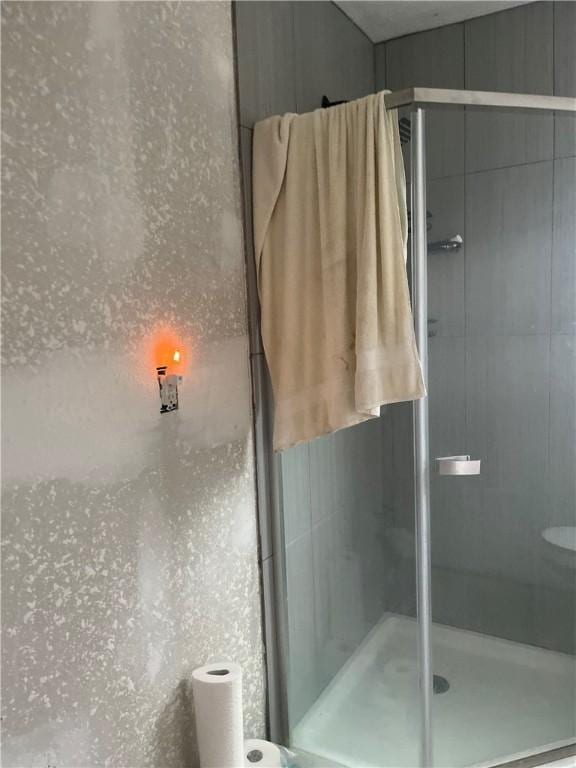 full bathroom featuring a stall shower