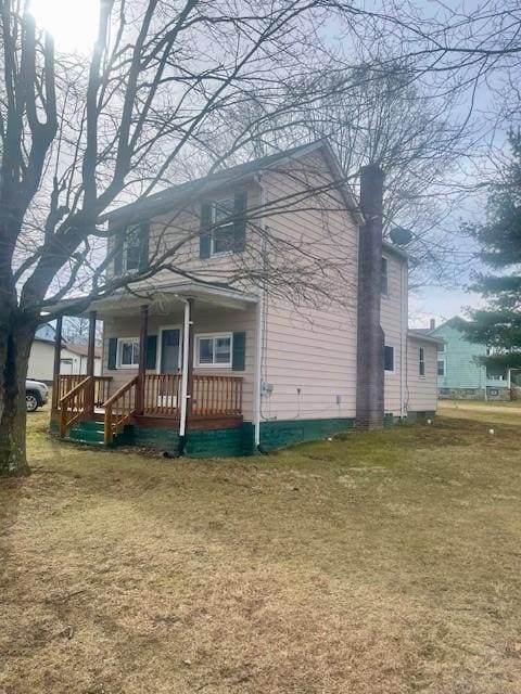 view of front of house with covered porch and a front yard