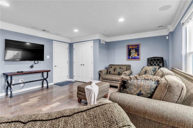 living room featuring recessed lighting, wood finished floors, visible vents, baseboards, and ornamental molding