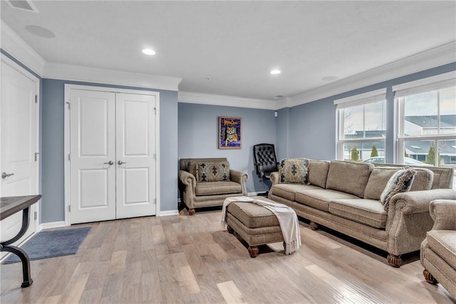 living area with recessed lighting, visible vents, baseboards, light wood-type flooring, and crown molding