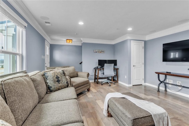 living room featuring crown molding, recessed lighting, visible vents, light wood-type flooring, and baseboards