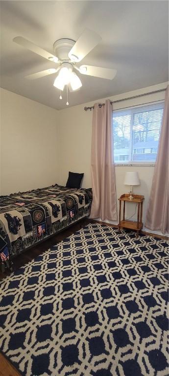 bedroom with a ceiling fan