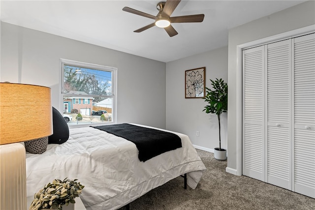 carpeted bedroom featuring ceiling fan, baseboards, and a closet