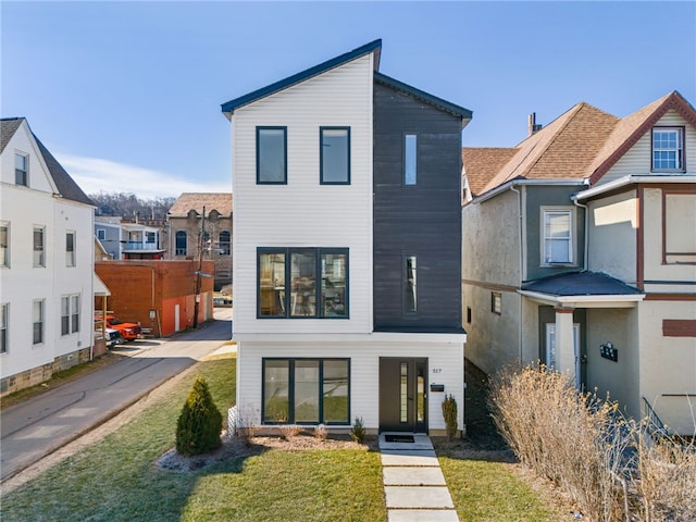 view of front of home featuring a front yard