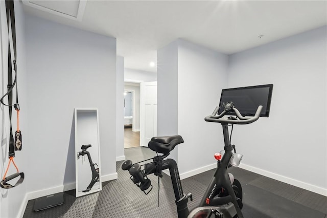 workout area featuring baseboards