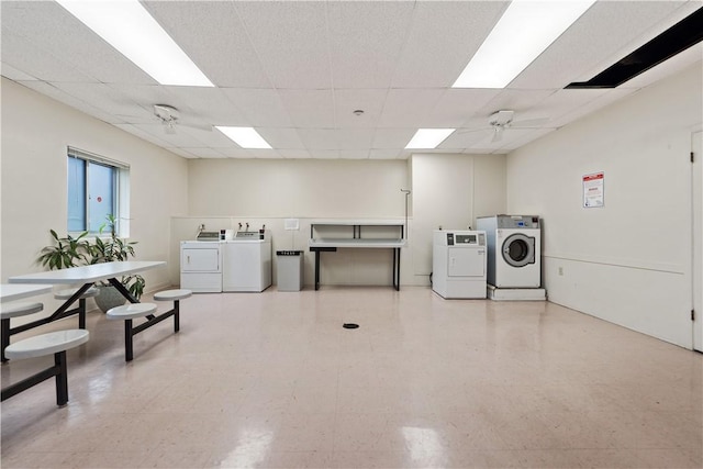 common laundry area featuring washing machine and clothes dryer, a ceiling fan, and tile patterned floors