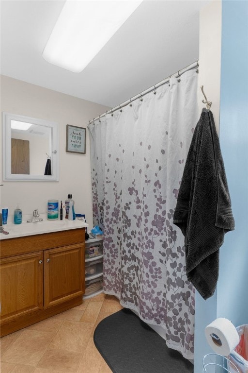 bathroom featuring a shower with curtain and vanity