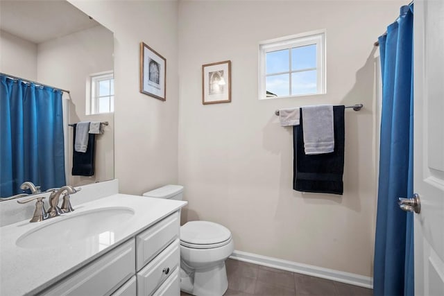 full bath featuring toilet, a shower with curtain, baseboards, and vanity