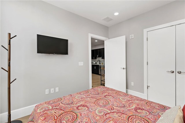 bedroom with visible vents, baseboards, a closet, and recessed lighting