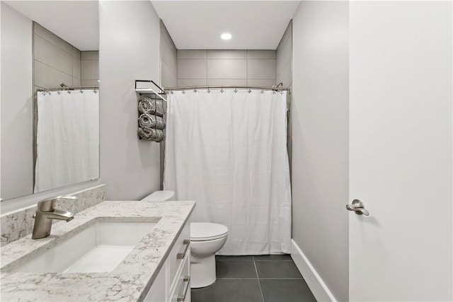 full bathroom featuring toilet, a shower with shower curtain, vanity, baseboards, and tile patterned floors