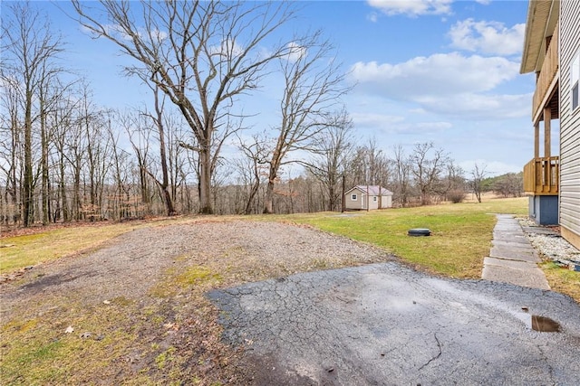 view of yard with an outbuilding and driveway