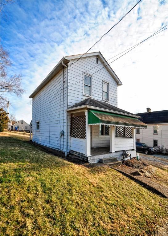 view of front of property featuring a front yard